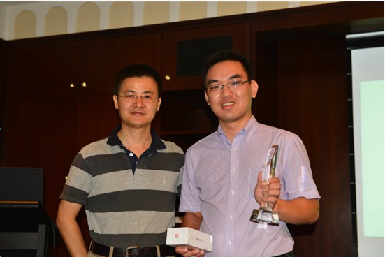 图为刘永波颁发销售冠军奖给广东网安科技魏书山。
